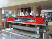 全自動(dòng)柔軟線卷料壓痕模切機(jī)(AT-17) 全自動(dòng)柔軟線卷料壓痕模切機(jī)(AT-17)