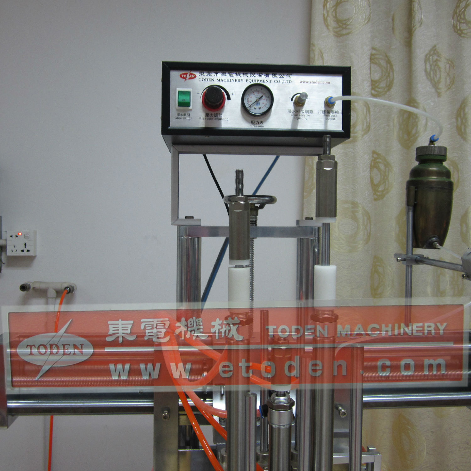 半自動圓筒機(jī)膠水瓶.jpg 半自動圓筒機(jī)膠水瓶.jpg